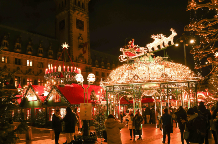 Blick auf den Weihnachtsmarkt am Hamburger Rathaus.