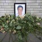 Hamburger NSU-Mord: Ruhr-Uni Bochum soll Tat aufarbeiten NSU-Mord Hamburg: Ein Bild des NSU Mordopfers Süleyman Tasköprü ist in der Schützenstrasse zum Gedenken mit Rosen geschmückt. Mit einer Demonstration unter dem Motto «Fünf Jahre NSU-Prozess - Kein Schlussstrich» fordern die Teilnehmer, dass auch nach dem Urteil im Münchner NSU-Prozess kein Schlußstrich unter die Aufarbeitung des Komplexes gesetzt wird.