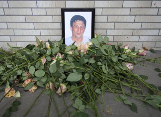 Hamburger NSU-Mord: Ruhr-Uni Bochum soll Tat aufarbeiten NSU-Mord Hamburg: Ein Bild des NSU Mordopfers Süleyman Tasköprü ist in der Schützenstrasse zum Gedenken mit Rosen geschmückt. Mit einer Demonstration unter dem Motto «Fünf Jahre NSU-Prozess - Kein Schlussstrich» fordern die Teilnehmer, dass auch nach dem Urteil im Münchner NSU-Prozess kein Schlußstrich unter die Aufarbeitung des Komplexes gesetzt wird.
