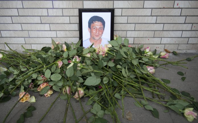 NSU-Mord Hamburg: Ein Bild des NSU Mordopfers Süleyman Tasköprü ist in der Schützenstrasse zum Gedenken mit Rosen geschmückt. Mit einer Demonstration unter dem Motto «Fünf Jahre NSU-Prozess - Kein Schlussstrich» fordern die Teilnehmer, dass auch nach dem Urteil im Münchner NSU-Prozess kein Schlußstrich unter die Aufarbeitung des Komplexes gesetzt wird.