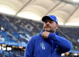 Erneuter Umbruch beim HSV Der ehemalige HSV-Trainer Steffen Baumgart trägt eine Cap und eine Jacke mit dem HSV-Logo. Er steht in einem Fußballstadion.