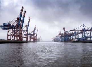 Huthi Rebellen drohen Hamburger Reedereien Symbolbild: Auf dem zu sehen ist wie ein Containerschiff im Hamburger Hafen abgefertigt wird.