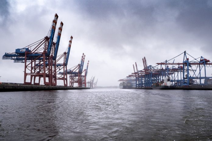 Symbolbild: Auf dem zu sehen ist wie ein Containerschiff im Hamburger Hafen abgefertigt wird.