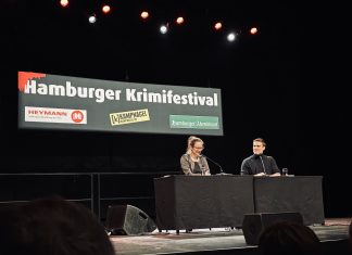 Constantin Schreiber führt von der Elbe bis zum Nil Autor Constantin Schreiber und Moderatorin Maike Schiller sitzen auf der Bühne der Hamburger Krimifestspiele 2024.