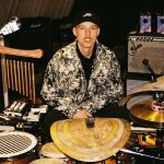 Silvan Strauss über die DNA in der Musik Silvan Strauss am Schlagzeug. Foto: SMIKI:HVY FEELINGS