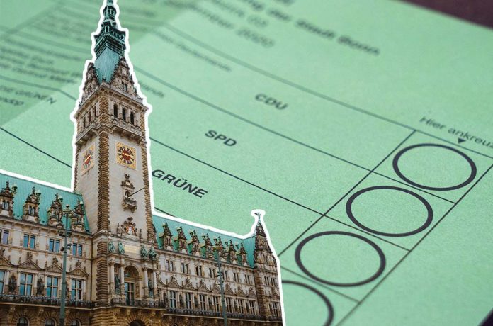 Bundestags- und Bürgerschaftswahl: Zu sehen ist das Hamburger Rathaus. Im Hintergrund ist ein Wahlzettel zu sehen. Darauf stehen die Parteien CDU, Grüne und SPD