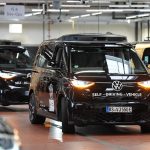 Moia rollt bald auch autonom durch Hamburg Autonom fahrende ID. Buzz AD von Volkswagen fahren in einer Halle auf dem Moia-Hub.