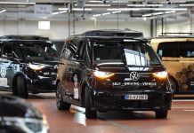 Moia rollt bald auch autonom durch Hamburg Autonom fahrende ID. Buzz AD von Volkswagen fahren in einer Halle auf dem Moia-Hub.