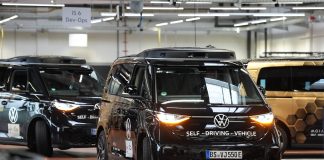 Autonom fahrende ID. Buzz AD von Volkswagen fahren in einer Halle auf dem Moia-Hub.