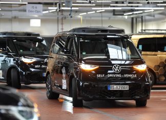 Moia rollt bald auch autonom durch Hamburg Autonom fahrende ID. Buzz AD von Volkswagen fahren in einer Halle auf dem Moia-Hub.