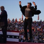 US-Wahl und Popkultur: Prominente Unterstützung für Trump und Harris Elon Musk springt auf einer Bühne neben Donald Trump umher.