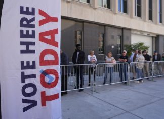 US-Wahl: Welche Gruppen das Rennen entscheiden könnten Wähler*innen warten in einer Schlange vor einem Wahllokal in den USA.