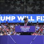 Trump schürt Zweifel an Wahlausgang Donald Trump bei einem Wahlkampfauftritt vor Anhängern. Im Hintergrund ist der Slogan "Trump Will Fix It!" zu sehen.