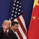 Xi Jinping warnt Trump vor Eskalation Donald Trump und Xi Jinping vor einer chinesischen und einer US-Flagge. Trump winkt in die Kamera.