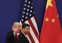Xi Jinping warnt Trump vor Eskalation Donald Trump und Xi Jinping vor einer chinesischen und einer US-Flagge. Trump winkt in die Kamera.