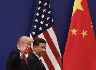 Xi Jinping warnt Trump vor Eskalation Donald Trump und Xi Jinping vor einer chinesischen und einer US-Flagge. Trump winkt in die Kamera.