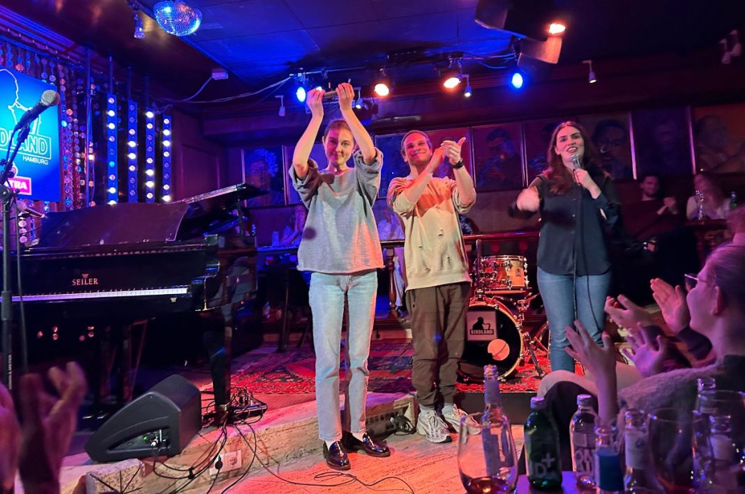 Preisverleihung bei einem Poetry Slam im Hamburger Jazzclub Birdland