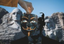 Fink Fact Check zur US-Wahl Eine Montage von einer Illustration von Donald Trump mit einer Maske vor dem Gesicht. Im Hintergrund ist Mount Rushmore National Memorial. Wir checken US Wahl Behauptungen.