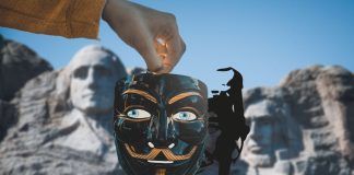Eine Montage von einer Illustration von Donald Trump mit einer Maske vor dem Gesicht. Im Hintergrund ist Mount Rushmore National Memorial. Wir checken US Wahl Behauptungen.