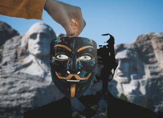 Fink Fact Check zur US-Wahl Eine Montage von einer Illustration von Donald Trump mit einer Maske vor dem Gesicht. Im Hintergrund ist Mount Rushmore National Memorial. Wir checken US Wahl Behauptungen.