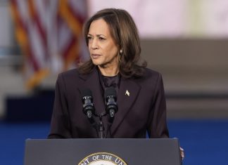US-Wahl 2024: Demokraten bereiten Machtwechsel vor US-Vizepräsidentin Kamala Harris steht an einem Rednerpult und spricht zu ihren Anhängern.