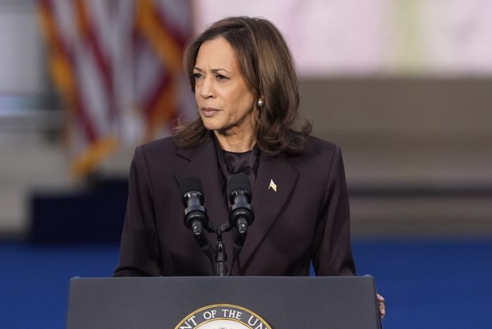 US-Vizepräsidentin Kamala Harris steht an einem Rednerpult und spricht zu ihren Anhängern.