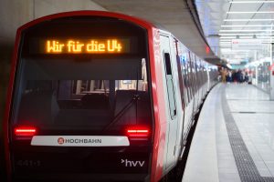 U4 Hamburg: Ein U-Bahnwagen der Baureihe DT 5 der Hamburger Hochbahn steht auf dem neu gebauten U2/U4-Bahnsteig der U-Bahnstation Horner Rennbahn. Die Hamburger Hochbahn hat die Inbetriebnahme des ersten Teils der umgebauten U-Bahn-Haltestelle Horner Rennbahn gefeiert. Moldauhafen wird eine neue Haltestelle.