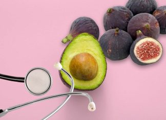 Weil Vorsorge keine Frage des Alters ist Auf rosa Hintergrund liegen eine Avocado, Feigen und ein Stethoskop. Es soll die eine Andeutung auf die Vorsorge Untersuchung vom Hoden sein