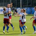 HSV-Frauen erstmals im Volksparkstadion Die HSV-Frauen freuen sich über ein Tor. Das Wetter ist gut, die Frauen springen in die Luft vor Freude.