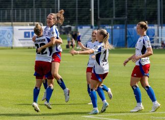 HSV-Frauen erstmals im Volksparkstadion Die HSV-Frauen freuen sich über ein Tor. Das Wetter ist gut, die Frauen springen in die Luft vor Freude.
