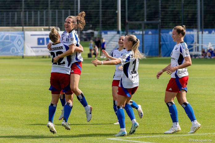 Die HSV-Frauen freuen sich über ein Tor. Das Wetter ist gut, die Frauen springen in die Luft vor Freude.