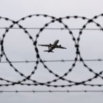 Mehr Abschiebungen aus Hamburg Ein Flugzeug startet. Bild: Julian Stratenschulte/dpa.