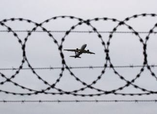 Mehr Abschiebungen aus Hamburg Ein Flugzeug startet. Bild: Julian Stratenschulte/dpa.