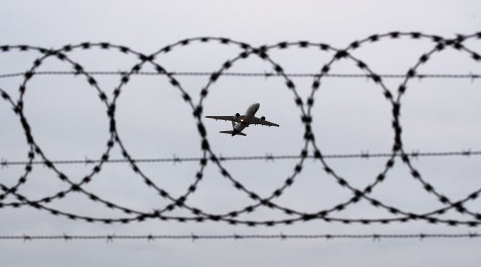 Ein Flugzeug startet. Bild: Julian Stratenschulte/dpa.