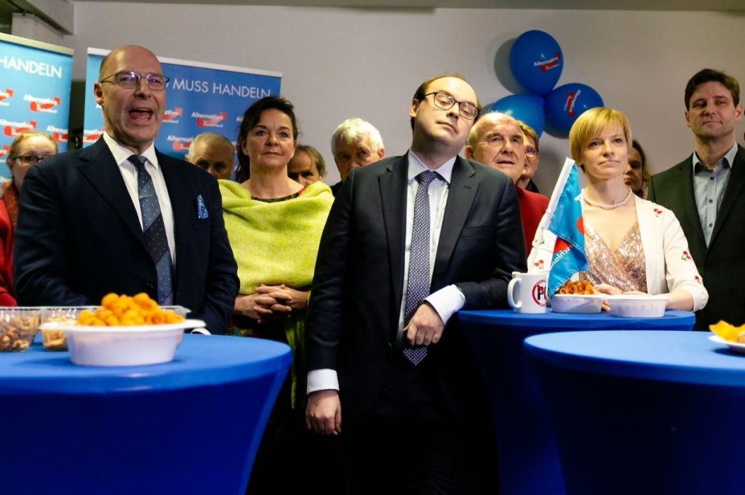 Vorstands-Beisitzerin Olga Petersen (2.v.r.) bei der Wahlparty der AfD. Auch auf dem Bild: AfD-Mitglieder Alexander Wolf (l) und Krzysztof Walczak (4.v.l.).