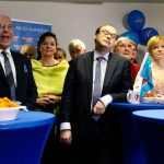 AfD: Olga Petersen verliert Mandate Vorstands-Beisitzerin Olga Petersen (2.v.r.) bei der Wahlparty der AfD. Auch auf dem Bild: AfD-Mitglieder Alexander Wolf (l) und Krzysztof Walczak (4.v.l.).