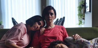 Drei Frauen sitzen gemeinsam auf einem Sofa. Eine Frau sitzt in der Mitte, die beiden Mädchen rechts und links von ihr lehnen ihre Köpfe an. Der Film ist für die Oscars nominiert.