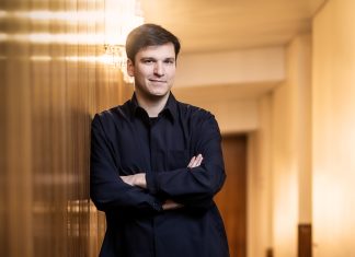 „Tanz ist eine universelle Sprache, die uns alle verbindet” Demis Volpi, ein Mann mit dunklen Haaren im Anzug.