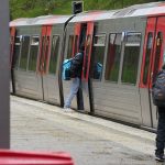 U1 bleibt fünf Tage länger gesperrt Symbolbild für die Sperrung der U1. Ein Schüler steigt in eine U-Bahn. Bild: Marcus Brandt/dpa.