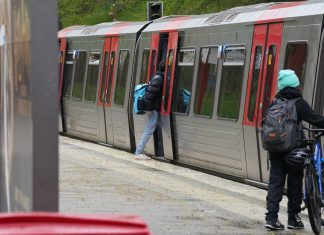 U1 bleibt fünf Tage länger gesperrt Symbolbild für die Sperrung der U1. Ein Schüler steigt in eine U-Bahn. Bild: Marcus Brandt/dpa.