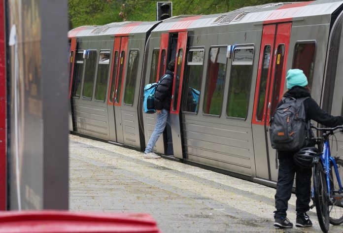 Symbolbild für die Sperrung der U1. Ein Schüler steigt in eine U-Bahn. Bild: Marcus Brandt/dpa.