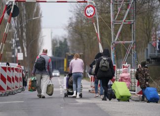 Flüchtlingsunterkünfte weiterhin am Limit Ukrainische Flüchtlinge verlassen eine Flüchtlingsunterkunft. Foto: Marcus Brandt/dpa