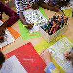 Zu wenige Fachkräfte in Hamburger Kitas Symbolbild für Kinder malen in ihrem Gruppenraum in der Kita. Bild: Christian Charisius/dpa.