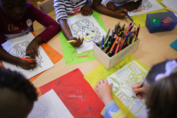 Symbolbild für Kinder malen in ihrem Gruppenraum in der Kita. Bild: Christian Charisius/dpa.