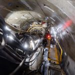 Neuer Fernwärmetunnel unter der Elbe fertig Blick auf die Heckansicht des Bohrkopfs der Tunnelbohrmaschine «Hermine» auf der Baustelle des Startschachts im Fernwärmetunnel. Bild: Markus Scholz/dpa.