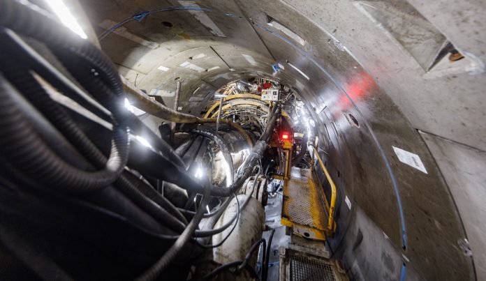 Blick auf die Heckansicht des Bohrkopfs der Tunnelbohrmaschine «Hermine» auf der Baustelle des Startschachts im Fernwärmetunnel. Bild: Markus Scholz/dpa.