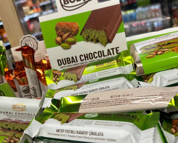 Mittlerweile ist Dubai Schokolade auch für knapp 7 Euro pro Riegel in deutschen Supermärkten zu finden. Foto: Lara Kitzinger