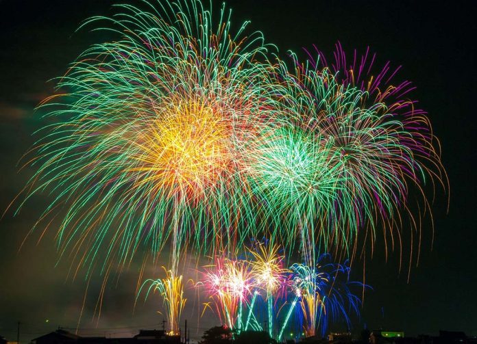 Ein schwarzer Himmel mit buntem Feuerwerk an Silvester.