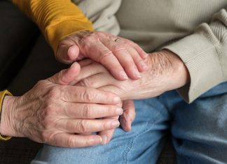 Demenz-WGs: Ein Zuhause fürs Vergessen Ein Bild von zwei älteren Menschen, die Hände halten.