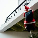 Heiligabend nicht einsam – sondern im Hotel Heiligabend nicht einsam: Heiligabend kommt der Weihnachtsmann. Foto: unsplash/rawwkim